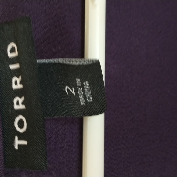 Torrid 2x purple blouse with twist detail and flutter sleeve - Picture 2 of 4